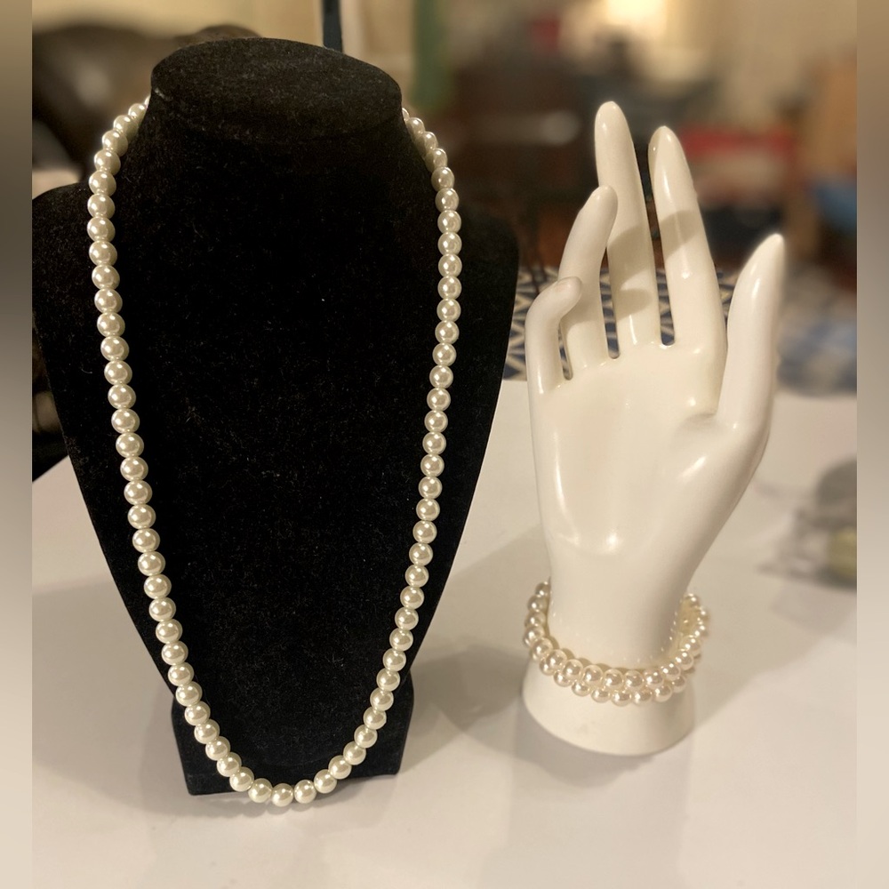 Woman’s faux pearl necklace and bracelet set